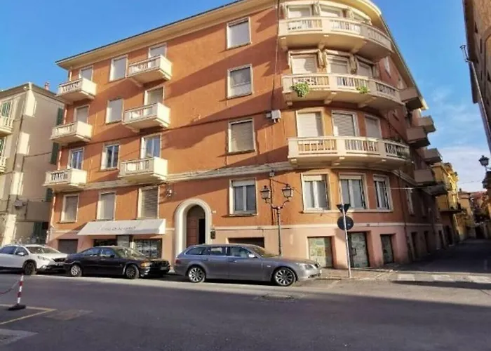 Gialla Ridi Che Ti Passa Алассіо