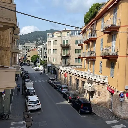 Casa de hóspedes Gialla Ridi Che Ti Passa *