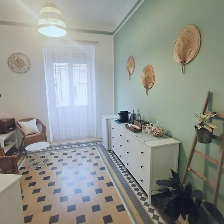 Gialla Ridi Che Ti Passa Casa de hóspedes Alassio